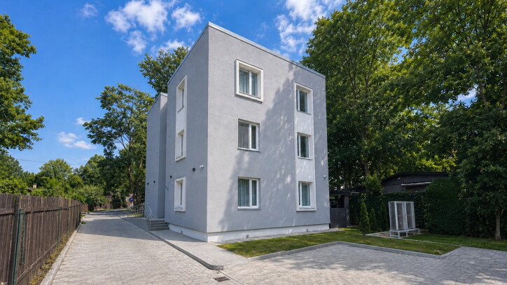 Ekskluzīva trīsstāvu ēka Rīgas centra tuvumā